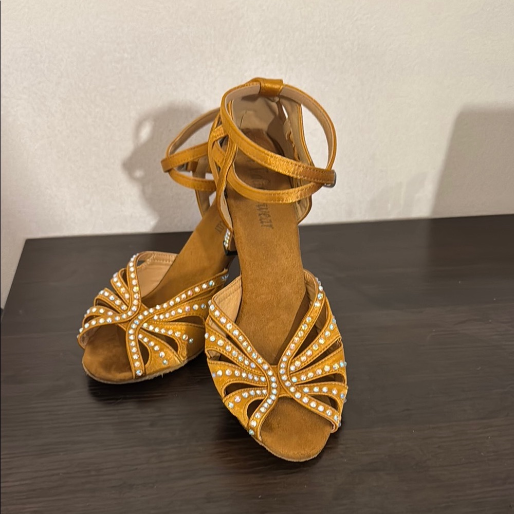Tan Heeled Shoes with Decorative Cutouts